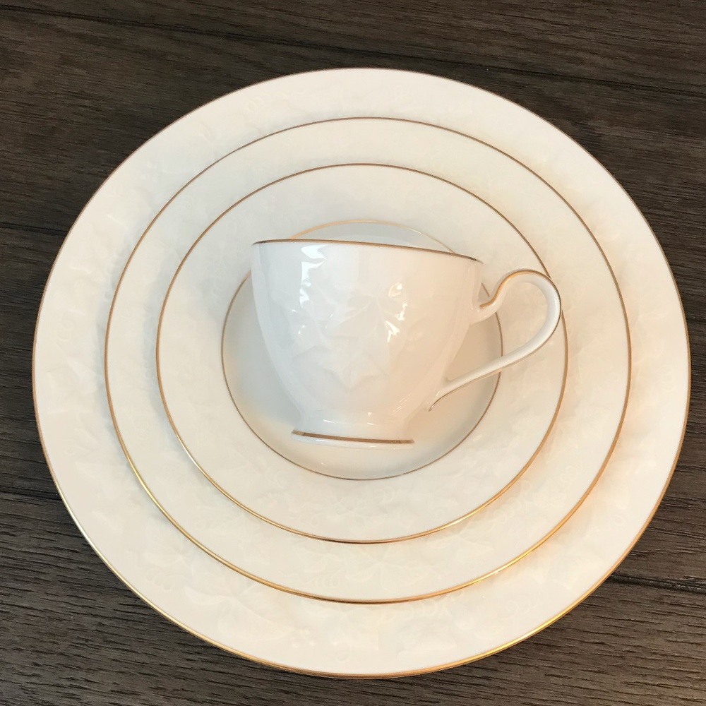Noritake - Halls of Ivy (Gold Trim) 5 piece place setting for one